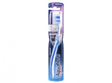 Зубная щетка AQUAFRESH 3-way head, средняя жесткость