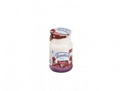 Йогурт LANDLIEBE Клубника/вишня 2,8%, 150г, 1 штука